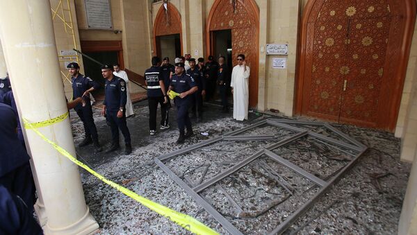 Kuwaiti security forces gather outside the Shiite Al-Imam al-Sadeq mosque after it was targeted by a suicide bombing during Friday prayers on June 26, 2015, in Kuwait City - Sputnik International