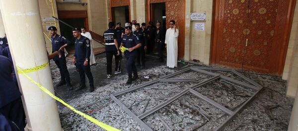 Kuwaiti security forces gather outside the Shiite Al-Imam al-Sadeq mosque after it was targeted by a suicide bombing during Friday prayers on June 26, 2015, in Kuwait City Kuwaiti security forces gather outside the Shiite Al-Imam al-Sadeq mosque after it was targeted by a suicide bombing during Friday prayers on June 26, 2015, in Kuwait City - Sputnik International