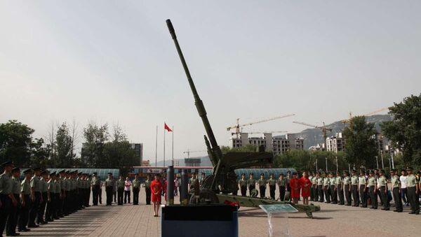 The 127th Ordinance Institute, of the Central Northern University, China, handed over a new 125mm cannon to People's Liberation Army officers at a June 10, 2015 ceremony. - Sputnik International