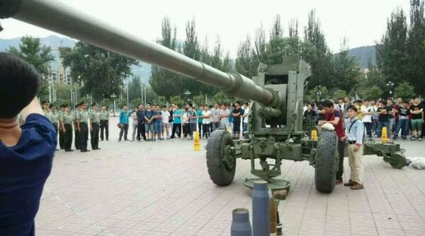 Members of the 127th Ordinance Institute, of the Central Northern University, prepare to hand over a new 125mm cannon to China's People's Liberation Army at a June 10 ceremony. Members of the 127th Ordinance Institute, of the Central Northern University, prepare to hand over a new 125mm cannon to China's People's Liberation Army at a June 10 ceremony. - Sputnik International