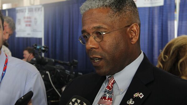 Allen West talking to reporters at the 2012 Republican National Convention - Sputnik International