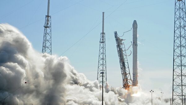 Space X's Falcon 9 rocket lifts off from space launch complex 40 on April 14, 2015 at Cape Canaveral, Florida with a Dragon CRS6 spacecraft - Sputnik International