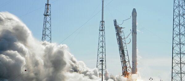 Space X's Falcon 9 rocket lifts off from space launch complex 40 on April 14, 2015 at Cape Canaveral, Florida with a Dragon CRS6 spacecraft Space X's Falcon 9 rocket lifts off from space launch complex 40 on April 14, 2015 at Cape Canaveral, Florida with a Dragon CRS6 spacecraft - Sputnik International