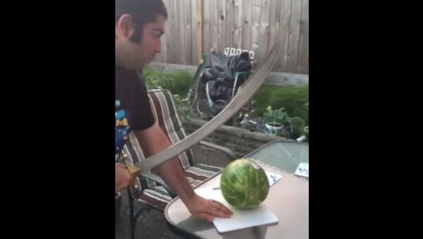 Ali cuts the watermelon - Sputnik International