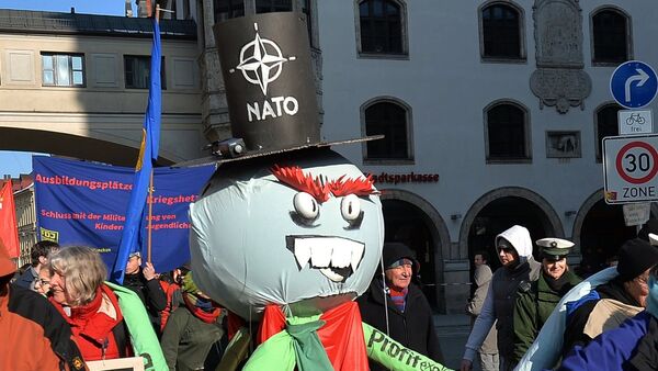 Participants of a rally against NATO's policy by Munich's Rathaus (Town Hall) - Sputnik International