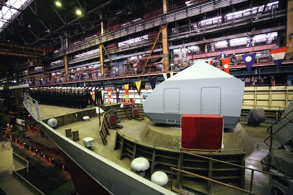Amur Shipyards workers and the vessel's crew gather for the launch the Sovershenny corvette, built for Russian Navy's Pacific Fleet. 2015. - Sputnik International