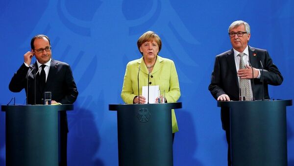 German Chancellor Angela Merkel, center, the President of France, Francois Hollande, left, and the President of the European Commission Jean -Claude Juncker, right, attend a statement for the media prior to a meeting at the chancellery in Berlin, Germany, Monday, June 1, 2015. - Sputnik International