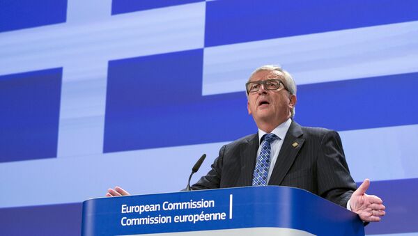 European Commission President Jean-Claude Juncker gives a statement while standing in front a giant Greek flag projected in the press room at the EU commission headquarters in Brussels, Belgium June 29, 2015 - Sputnik International