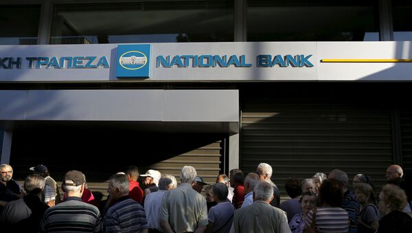 Dozens of pensioners line up outside a branch of the National Bank of Greece hoping to get their pensions, in Athens, Greece June 29, 2015 - Sputnik International
