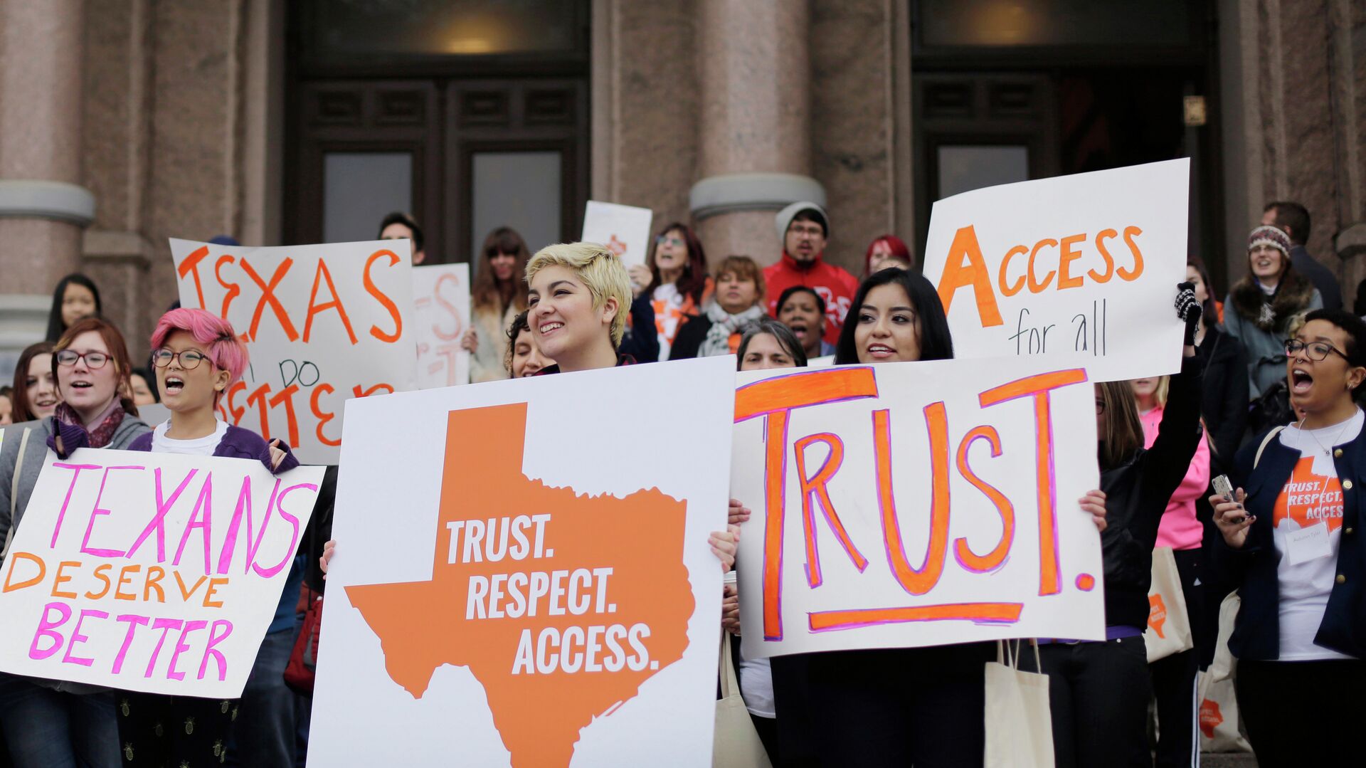 FILE - In this Feb. 26, 2015 file photo, college students and abortion rights activists hold signs during a rally on the steps of the Texas Capitol, in Austin, Texas. The Supreme Court refused on Monday, June 29, 2015, to allow Texas to enforce restrictions that would force 10 abortion clinics to close - Sputnik International, 1920, 09.09.2021