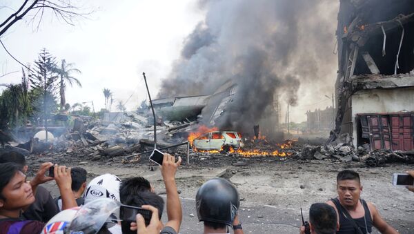 People look at a military plan crash in Medan - Sputnik International