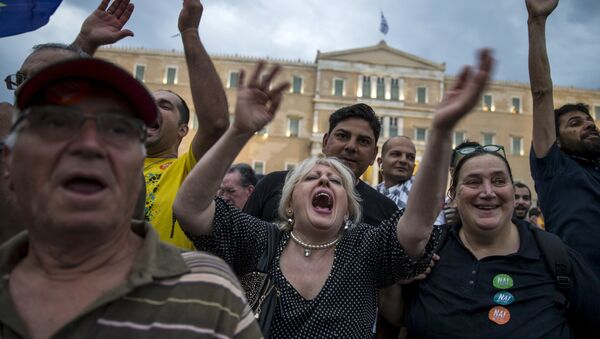 Pro-Euro protesters shout slogans during a rally in front of the parliament building in Athens, Greece, June 30, 2015 - Sputnik International