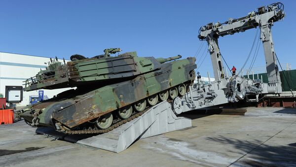 An M1A1 Abrams tank drives over an advanced light-weight ramp to board a JHSV. - Sputnik International