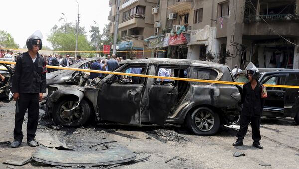 Policemen secure the site of a car bomb attack on the convoy of Egyptian public prosecutor Hisham Barakat near his house at Heliopolis district in Cairo, Egypt, June 29, 2015 - Sputnik International