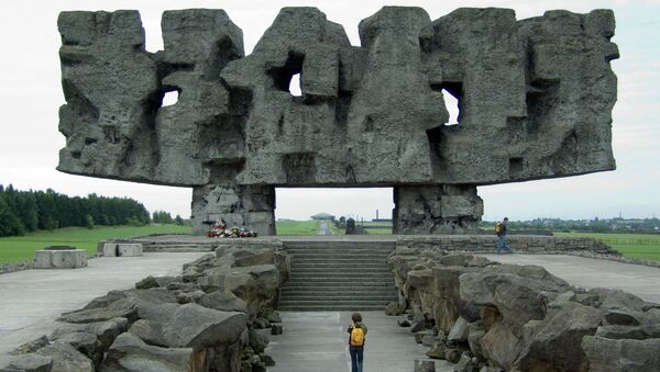 Memorial at the entry gate to the camp Majdanek - Sputnik International