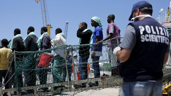 Migrants disembark from the Panamanian ship Dignity 1 in the Sicilian harbour of Pozzallo, Italy, June 23, 2015 - Sputnik International