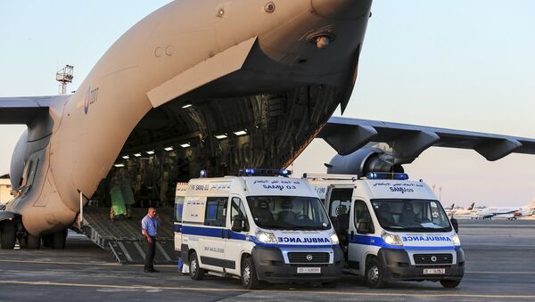 Tunisian ambulances bring seriously injured British nationals to a Royal Air Force C17 aircraft at Monastir airport in Tunisia, in this June 29, 2015 handout photograph released by Britain's Ministry of Defence in London on June 30, 2015 - Sputnik International