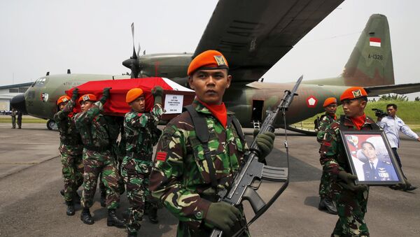 Indonesian air force soldiers carry the coffin of a victim of an Indonesian military C-130B Hercules aircraft that crashed into a residential area, near a Hercules aircraft at a military airbase in Medan, North Sumatra province, Indonesia July 1, 2015 - Sputnik International