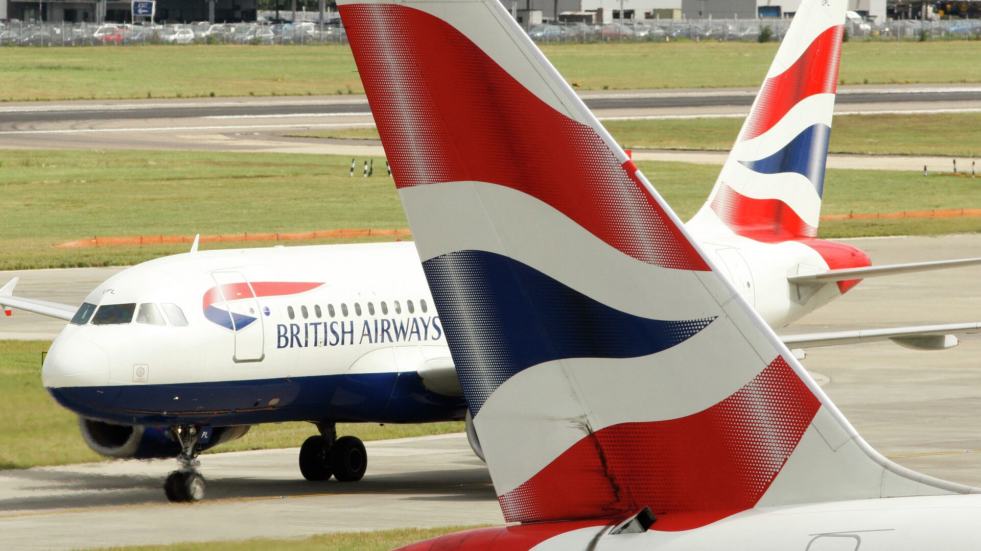 British Airways airplanes are seen at Heathrow Airport in London. - Sputnik International, 1920, 06.09.2023