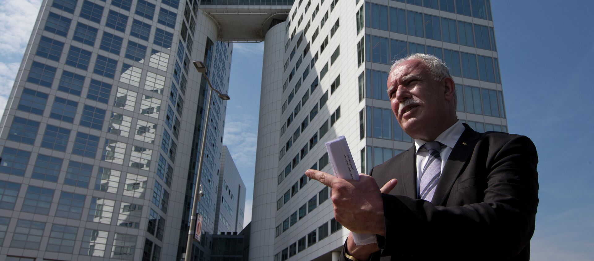 Palestinian Foreign Minister Riyad Al-Maliki waits to give an interview outside the International Criminal Court, rear, in The Hague, Netherlands, Thursday, June 25, 2015 - Sputnik International, 1920, 21.03.2021