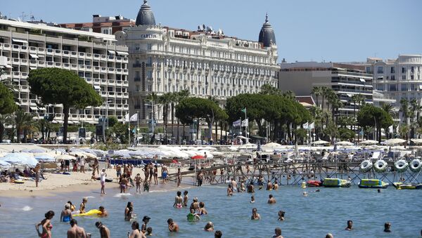 People swim in the Mediterranean Sea in the French southeastern city of Cannes on July 31, 2013 - Sputnik International