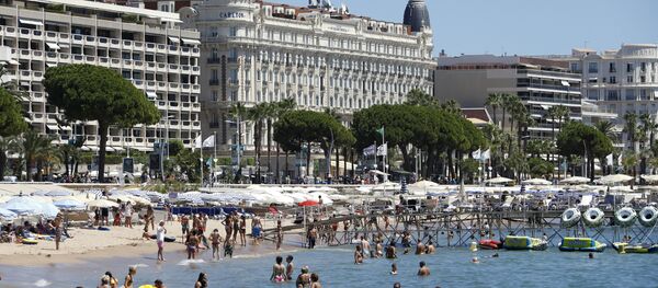 People swim in the Mediterranean Sea in the French southeastern city of Cannes on July 31, 2013 People swim in the Mediterranean Sea in the French southeastern city of Cannes on July 31, 2013 - Sputnik International