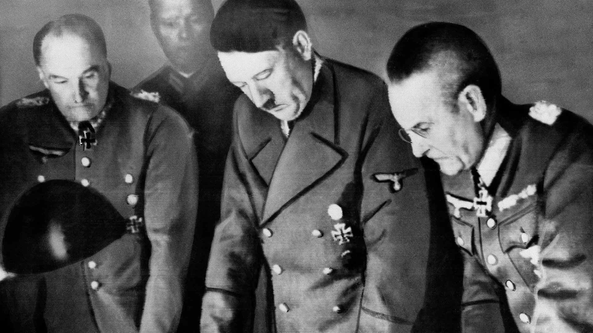 Adolf Hitler, center, confers with Field Marshal General Walther Von Brauchitsch, left, commander-in-chief of the Germany Army; and Colonel-General Franz Halder, Chief of the German Army staff, in Berlin on Aug. 7, 1941 - Sputnik International, 1920, 30.09.2024