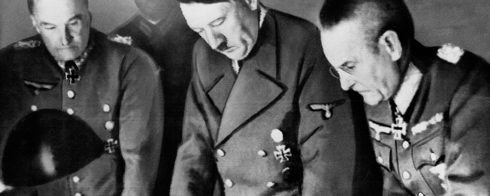 Adolf Hitler, center, confers with Field Marshal General Walther Von Brauchitsch, left, commander-in-chief of the Germany Army; and Colonel-General Franz Halder, Chief of the German Army staff, in Berlin on Aug. 7, 1941 - Sputnik International, 1920, 30.09.2024