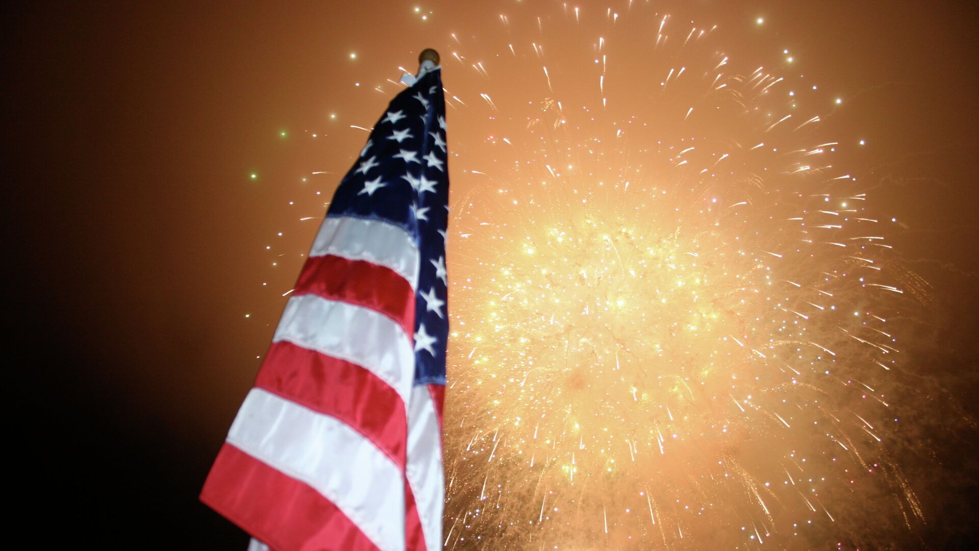 Fireworks behind an American Flag - Sputnik International, 1920, 05.07.2023