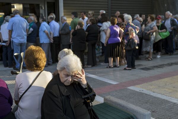 People queue to receive their pensions in front of a National Bank in Athens, Greece, July 2, 2015 - Sputnik International