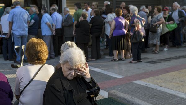 People queue to receive their pensions in front of a National Bank in Athens, Greece, July 2, 2015 - Sputnik International
