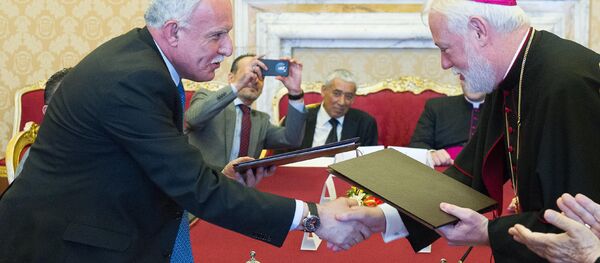 Vatican Foreign Minister Paul Gallagher, right, and his Palestinian counterpart, Riad al-Malki, shake hands after signing a treaty at a ceremony inside the Vatican, Friday, June 26, 2015 Vatican Foreign Minister Paul Gallagher, right, and his Palestinian counterpart, Riad al-Malki, shake hands after signing a treaty at a ceremony inside the Vatican, Friday, June 26, 2015 - Sputnik International