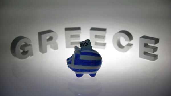 A piggybank painted in the colours of the Greek flag with a 20 euro banknote in it's slot, stands in front of letters spelling the word 'GREECE' in this picture illustration taken in Berlin, Germany June 30, 2015 - Sputnik International