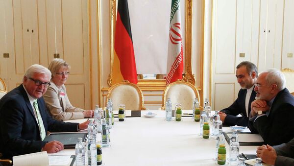 German Foreign Minister Frank-Walter Steinmeier (L) and Iranian Foreign Minister Javad Zarif wait for the start of a bilateral meeting in Palais Coburg, the venue for nuclear talks in Vienna, Austria, July 2, 2015 - Sputnik International