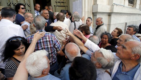 A staff member distributes priority tickets to pensioners outside a National Bank branch in Athens, Greece, July 1, 2015 - Sputnik International
