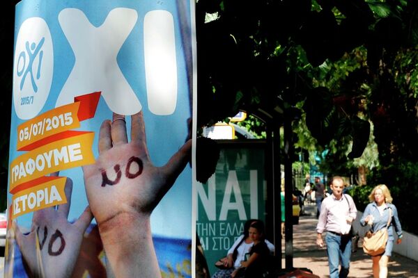 Commuters wait at a bus stop as the banner, left, reading NO, we are writing history and poster behind reading YES to Greece referring to the referendum in Athens, Thursday, July 2, 2015. - Sputnik International