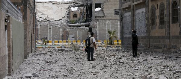 Journalists look at damage at the Yemeni army's main headquarters after it was hit by a Saudi-led air strike in Sanaa, June 7, 2015 Journalists look at damage at the Yemeni army's main headquarters after it was hit by a Saudi-led air strike in Sanaa, June 7, 2015 - Sputnik International