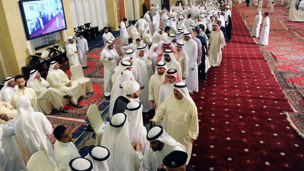 Kuwaitis at the Grand Mosque pay their respects to the families of victims of a terrorist attack on the Shiite Imam Sadiq Mosque in Kuwait City. - Sputnik International