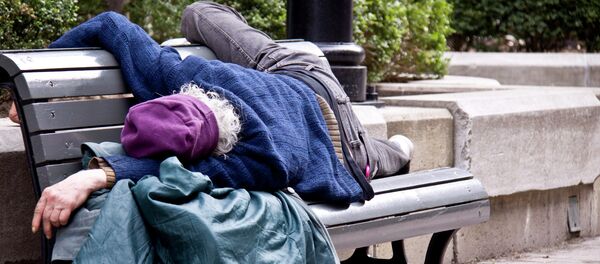 Homeless man sleeps on bench Homeless man sleeps on bench - Sputnik International