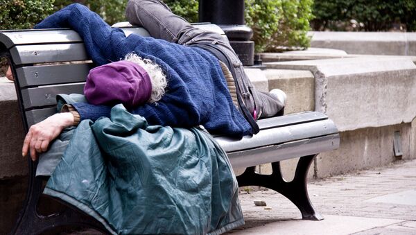 Homeless man sleeps on bench - Sputnik International