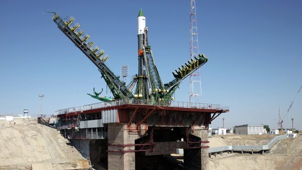 Russia's Progress M-28M cargo ship is mounted on a launch pad at the Russian-leased Baikonur cosmodrome in Kazakhstan on July 1, 2015 - Sputnik International