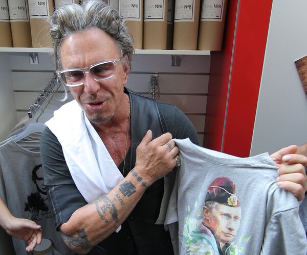 U.S. actor Mickey Rourke during the launch of sales of clothes and accessories featuring the picture of Russian President Vladimir Putin in GUM. U.S. actor Mickey Rourke during the launch of sales of clothes and accessories featuring the picture of Russian President Vladimir Putin in GUM. - Sputnik International