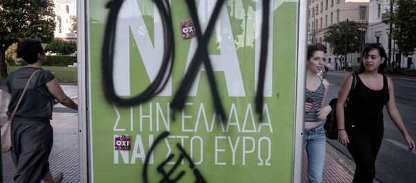 People walk past a YES poster sprayed with a graffiti reading ' NO' refering to upcoming controversial referendum in Athens on July 2, 2015 - Sputnik International