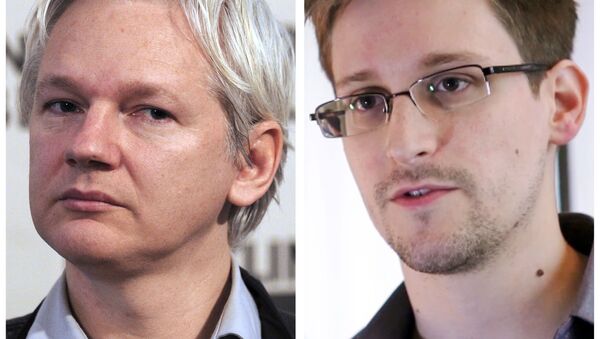 A combination made on July 3, 2013 shows a file picture of WikiLeaks founder Julian Assange (L) taken on June 7, 2013 in London and a still frame grab recorded on June 6, 2013 in Hong Kong of former US agent of the National Security Agency, Edward Snowden - Sputnik International