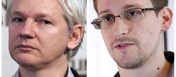 A combination made on July 3, 2013 shows a file picture of WikiLeaks founder Julian Assange (L) taken on June 7, 2013 in London and a still frame grab recorded on June 6, 2013 in Hong Kong of former US agent of the National Security Agency, Edward Snowden - Sputnik International