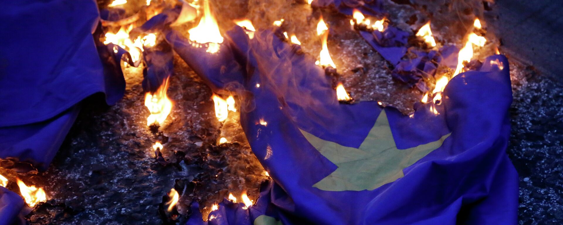 Demonstrators burn a European Union flag during a rally supporting the no vote for the upcoming referendum outside the European Union office in Athens, Thursday, July 2, 2015.  - Sputnik International, 1920, 19.07.2023