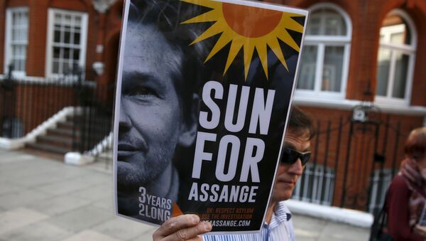 A supporter of Wikileaks founder Julian Assange holds a placard during a gathering outside the Ecuador embassy in London, Britain June 19, 2015 - Sputnik International