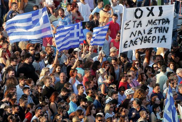 Demonstrators wave greek flags during an anti-austerity rally in front of the parliament building in Athens, Greece, July 3, 2015 - Sputnik International