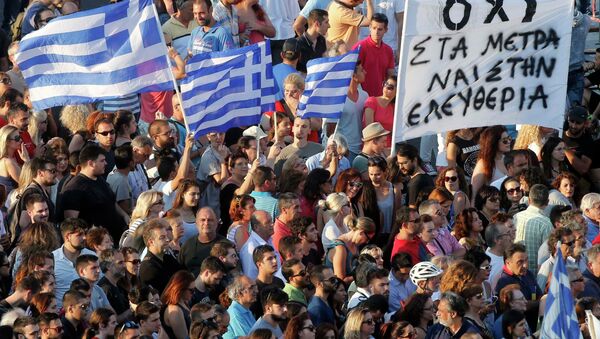Demonstrators wave greek flags during an anti-austerity rally in front of the parliament building in Athens, Greece, July 3, 2015 - Sputnik International