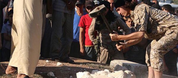 ISIS militants use heavy duty sledgehammers to destroy the historic statues in front of a large crowd, Palmyra ISIS militants use heavy duty sledgehammers to destroy the historic statues in front of a large crowd, Palmyra - Sputnik International